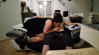 [AMATEUR FR] Je suce le mec de ma copine pendant qu’il est sur VR. Il croit que c’est elle !