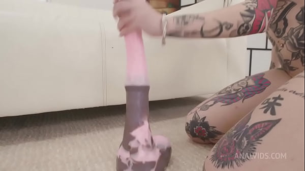 Giada Sgh Tests the Power Handmade Dildo Size L and gets 26.5cm (10.4 inches) up her ass with Anal Fisting TWT008
