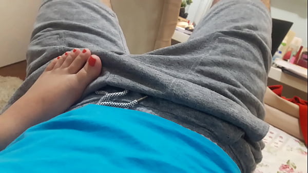 Esfregando o pezinho no meu pau