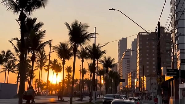 Lorena Sanches faz tatuagem e paga com xerecard