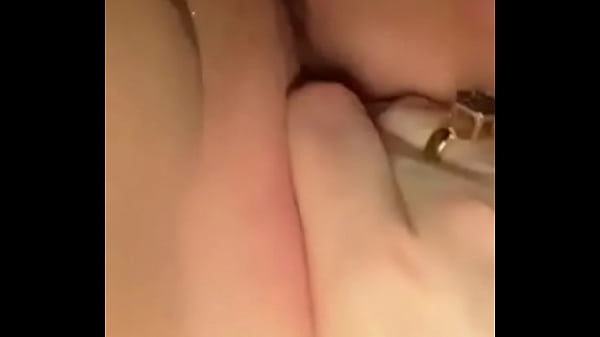 Se tocando na bucetinha lisinha