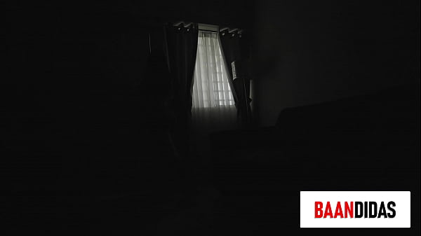 entro a la habitación de mi vecina para follarla por ser muy puta, sus bragas huelen a sexo