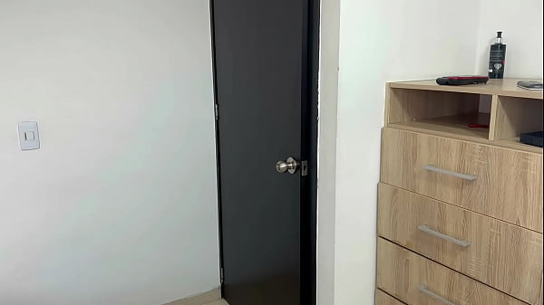 Mi pequeña hermanastra me sorprende masturbandome con sus pantis en su habitación.