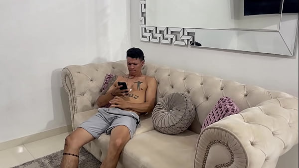 Mi tímida hermanastra me sorprende masturbandome y se antoja de que la folle muy duro hasta hacerla correrse. Me corro encima de ella.