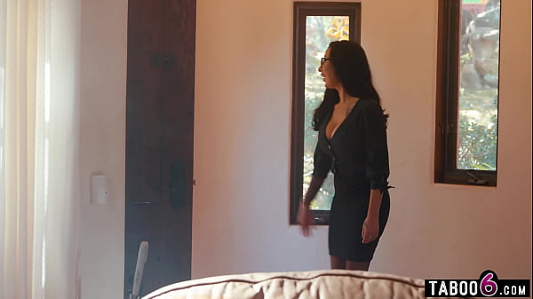 Big boobs therapist Lily Lane makes straight girl squirt all over her face