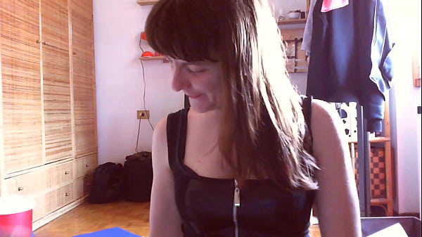 Italian slut competes with her friend in a competition of great wet squirting orgasms