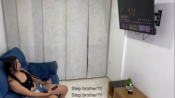 Me masturbo viendo fotos de mi hermanastra bien sexys. H.L.