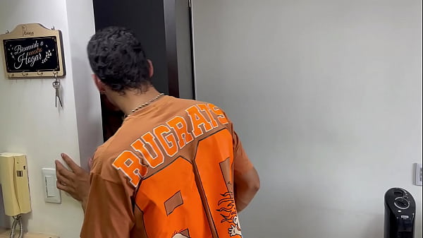 Mi pequeña hermanastra llega de su campamento de verano y la recibo con la mejor follada de su vida. H.L.