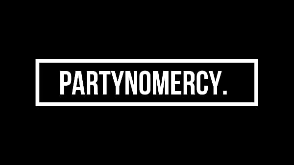 Mi pequeña hermanastra me pide que la folle por primera vez en la cocina y me le venga adentro. H.L.