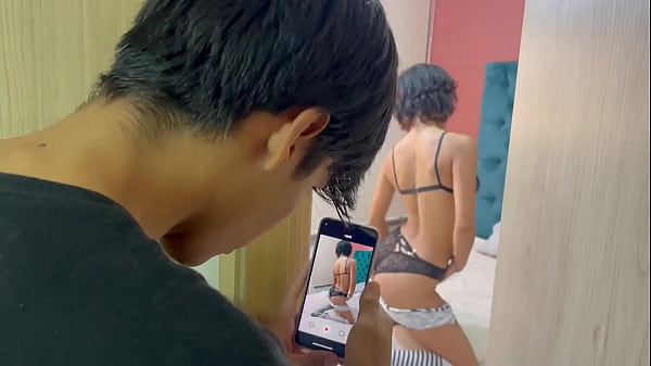 Descubro a mi pequeña hermanastra tomándose unas fotos en calzones para su novio y termino follandola duro a cambio de guardar el secreto.