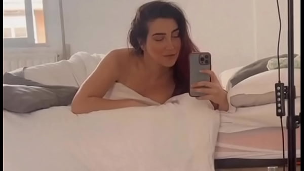 En mi cama desnuda y con ganas de ser follada hasta correrme a chorros ¿te animas a ser el afortunado que me haga gemir sin parar?