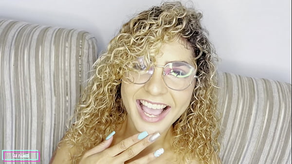 Enfiei a mão na buceta da novinha e ele se mijou toda